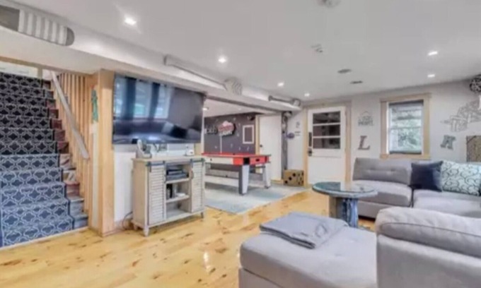 East Stroudsburg Casa | Poconos Vacation Home For Rent - Creekside Retreat With Inground Pool & Hot Tub.