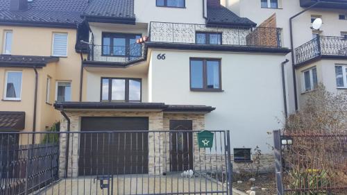 Checiny Casa | Pod srebrną różą