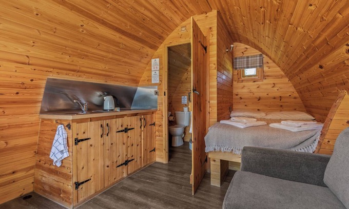 Laugharne Casa | Pods @ Broadway Standard with hot tub