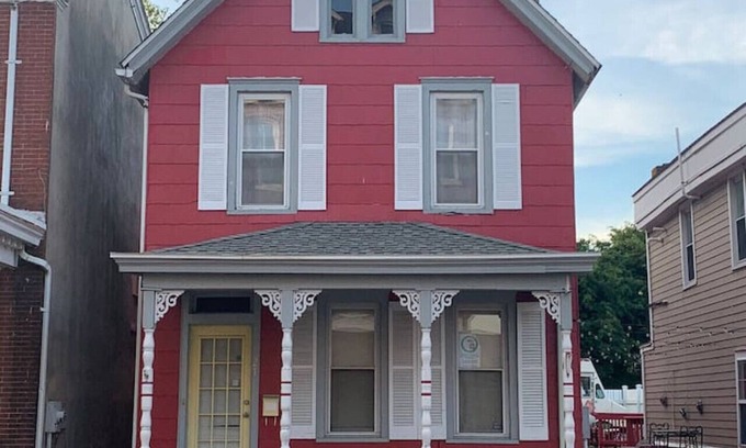 Milford Casa | Poe Themed Home Close to Beaches and DE Turf
