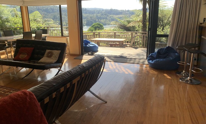 Lake Tarawera Casa | Relájese con comodidad en nuestra casa del lago bien equipada.