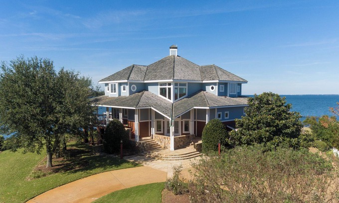 Manteo Casa | Point Break - BP25 | Hot tub | Firepit | Pool Table | Pet-Friendly