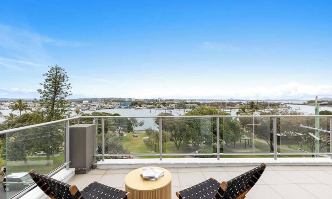 Buddina Apartamento | Point Cartwright Penthouse - Ocean & River Views