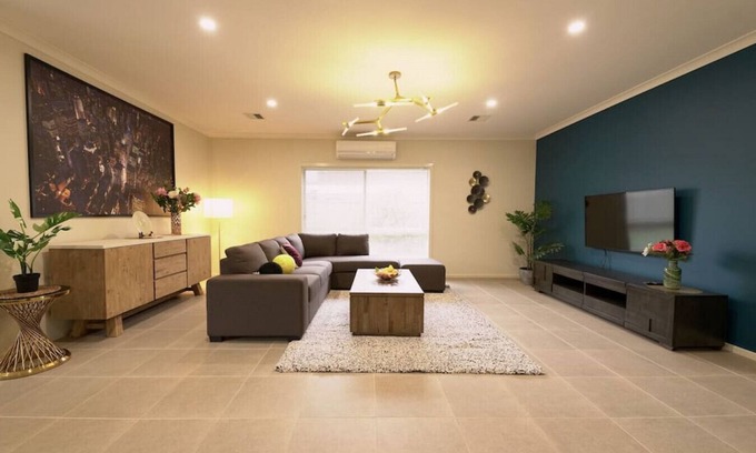 Point Cook Casa | Point Cook 6 BRM 4-Bathroom House for Big Group