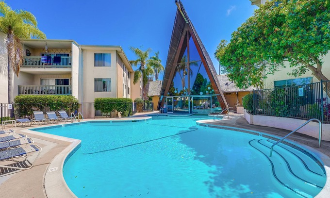 Point Loma Heights Apartamento | Point Loma Retreat - 1 BD apartment with swimming pool, pool table and gym equipment.