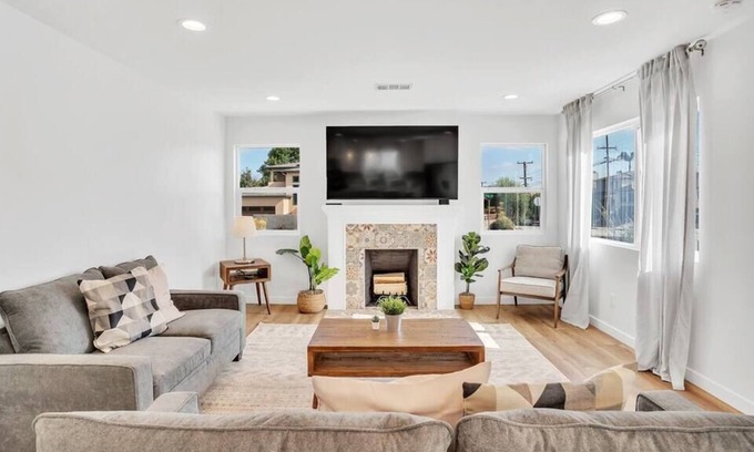 Loma Portal Casa | Point Loma Revival Su