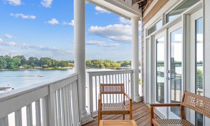 Mount Mourne Condominio | Point of View by SoCharm | Luxury Lakefront Condo