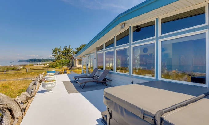 Point Roberts Cabaña | Point Roberts Cottage w/ Ocean Views + Hot Tub!