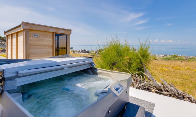 Point Roberts Cabaña | Point Roberts Cottage w/ Ocean Views + Hot Tub!