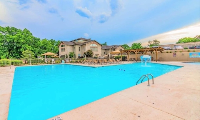 Table Rock Condominio | Cama King * Estación de café y té * Netflix * Hulu * Piscina *