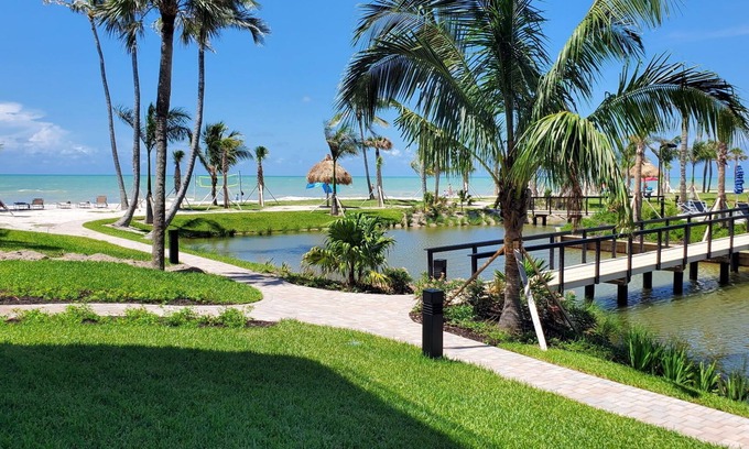 Sanibel Condominio | Refined Coastal Escape, Fully Renovated 2BR Ground Floor, Steps to the Beach