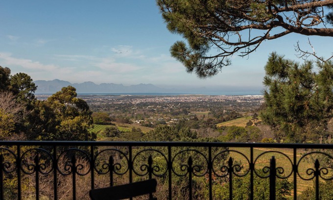 Constantia Casa | Pointers Villa with views of the vineyards, ocean and breathtaking sunrises.