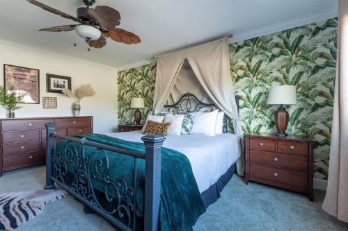 North Clairemont Casa | Poker and Golf Club, Stream movies & Sports