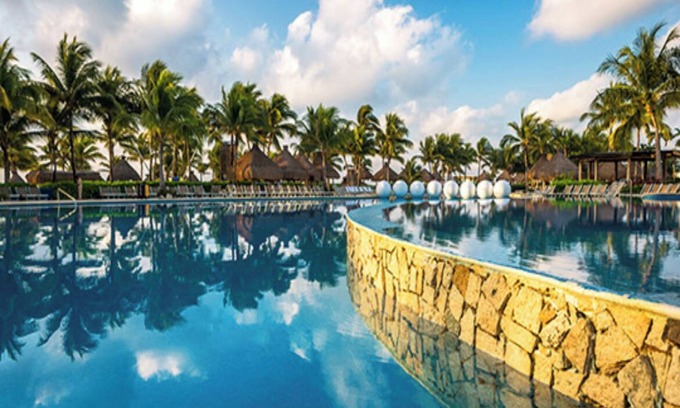Centro Hotel | Polished hotel in a beachfront resort complex with a restaurant and outdoor pool