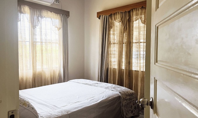 Armenia Apartamento | Politico Escape - Room in Bungalow with WiFi & AC