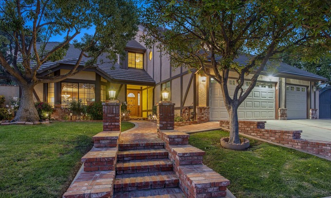 Simi Valley Casa | Iconic Poltergeist Movie Home – Premium Stay with Pool, Hot Tub, Fire Pit & More