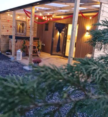 County Laois Cama Y Desayuno | Pond Beach Hazel with hot tub