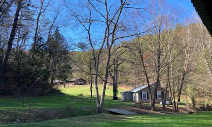 Gatlinburg - Pigeon Forge Cabaña | Pond, creeks, paddleboat and 10 minutes to parkway