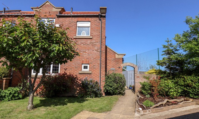 Hinderwell Cabaña | POND FARM VIEW, family friendly, with open fire in Hinderwell