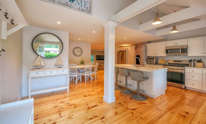 Yarmouth Port Casa | Pond front Home close to Yarmouth & Dennis Beaches