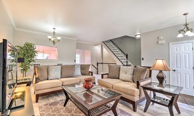 Woodbridge Casa | Pond-View Deck and Pool Table Woodbridge Haven!
