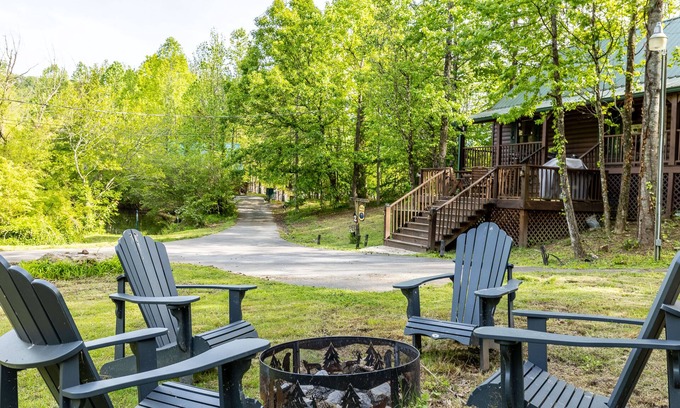 Gatlinburg - Pigeon Forge Cabina | Pond View! Great Location! Close to Attractions Family and Pet Friendly!