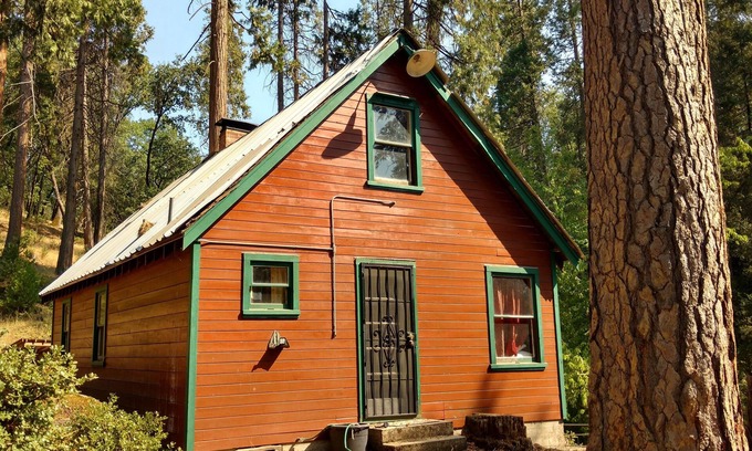 Pinehurst Cabina | Ponderosa Cabin ~ rustic comfort + WiFi by Sequoia & Kings Canyon National Parks