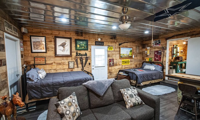 Hayesville Cabina | Ponderosa, Nice Open room by creek with two beds, full bath, living area, TV.