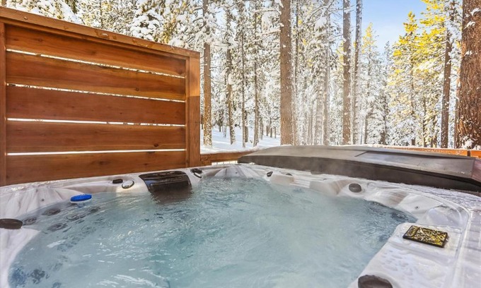 Truckee Casa | Ponderosa Pines - Custom 3 BR - Pet Friendly Private Hot Tub - Ski Shuttle