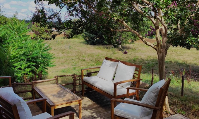 Piegut-Pluviers Apartamento | Pondside healthy lodging in lively Piégut-Pluviers