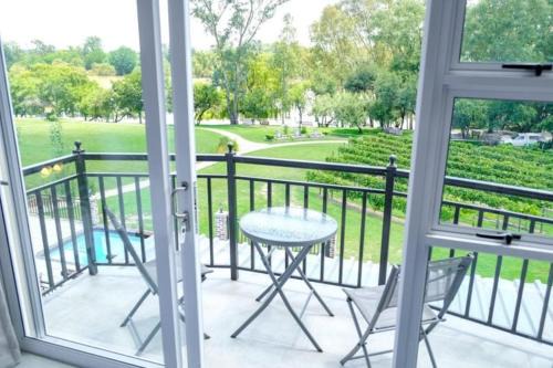 Parys Apartamento | Pont de Val Riverside accommodation