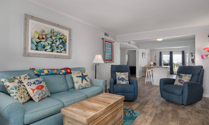 Nags Head Condominio | Pooh's Corner: Oceanfront condo & Patio, steps to the beach, dog friendly!