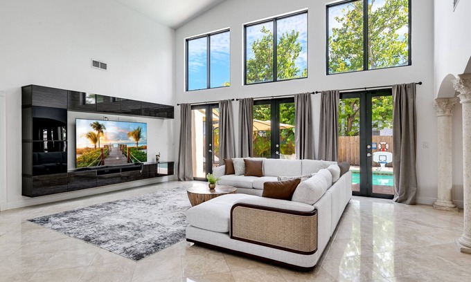 Olympia Heights Casa | Pool+2 King Bed+Central Location