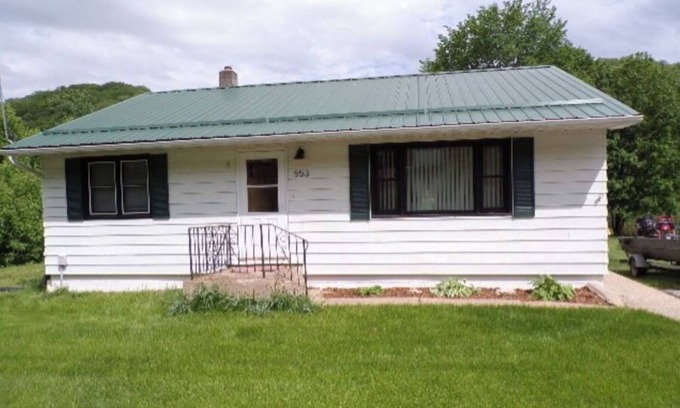 De Soto Casa | Pool 9 Guest House on Main Street, De Soto. We welcome fishermen!
