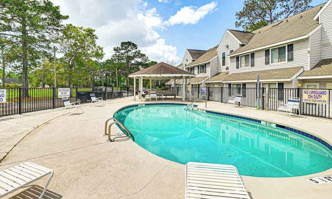 Surfside Beach Condominio | Pool Access & Balcony: Condo in Myrtle Beach!