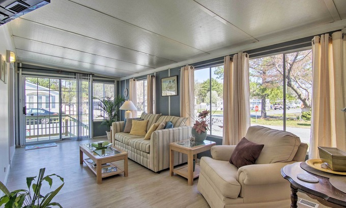 Ocean Pines Casa | ¡NUEVO! Dog-Friendly Berlin Home w / Comm Pool & Marina