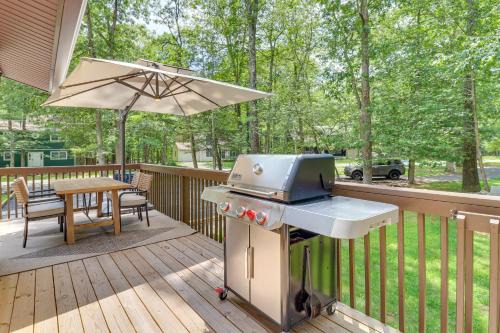 East Stroudsburg Casa | Pool and Lake Access, Yard Poconos Family Getaway