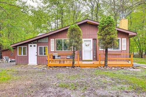 Tobyhanna Casa | Pool and Lake Access Family Poconos Cabin with Deck