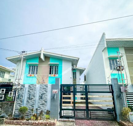 Mariveles Casa | Pool and Pillows