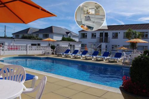 Mawgan Porth Apartamento | Pool and Valley View