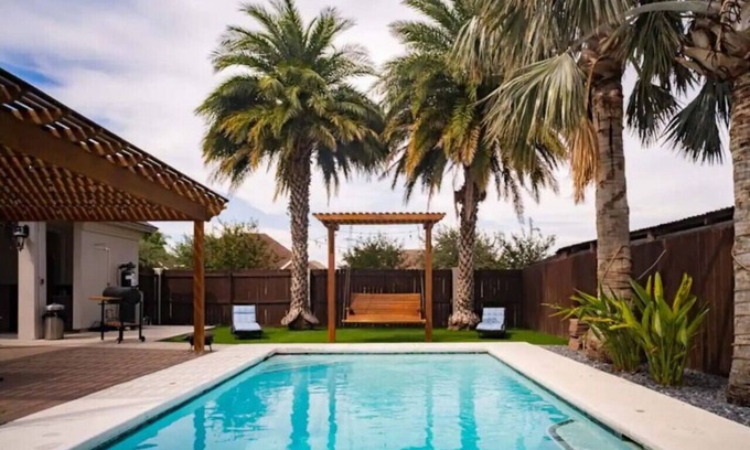 Palmhurst Casa | 4 Bedrooms/Pool/ Game room/Massive Kitchen