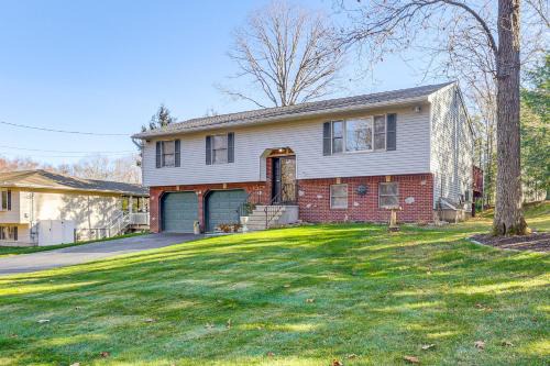 Naugatuck Apartamento | Pool, Deck and Grill Spacious Apt in Naugatuck!