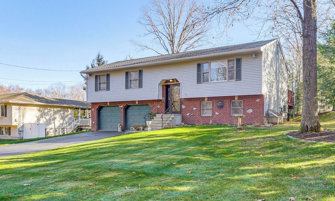 Naugatuck Apartamento | Pool, Deck & Grill: Spacious Apt in Naugatuck!