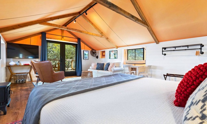 Ingram Cabina | Pool + Firepit + River + Lake + Hot Tub + Heat/AC