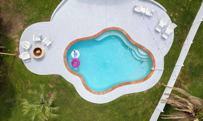 Willis Casa | Pool Fun on Lake Conroe - Gameroom - Paddleboards