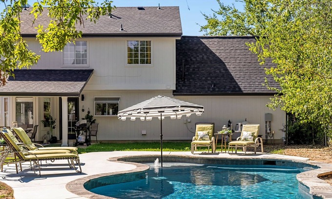 The Hermitage Casa | Pool Getaway | Movie Room | Games | Yard BBQ Pets