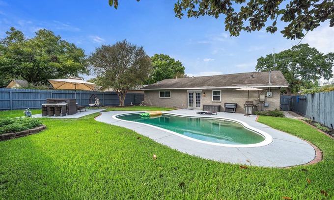 Garden Oaks Casa | Pool Home Nr Heights, DT | Games WiFi | BBQ Yard