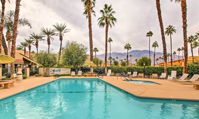 Palm Springs Condominio | Condominio moderno en Palm Springs con acceso a la piscina y al jacuzzi.