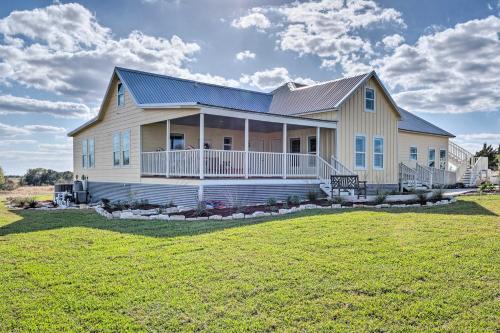 Schulenburg Casa | Pool, Hot Tub and Game Room Schulenburg Retreat