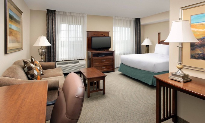 North Brunswick Apartamento | Desayuno gratis. Piscina y jacuzzi. ¡Ideal para viajeros de negocios!